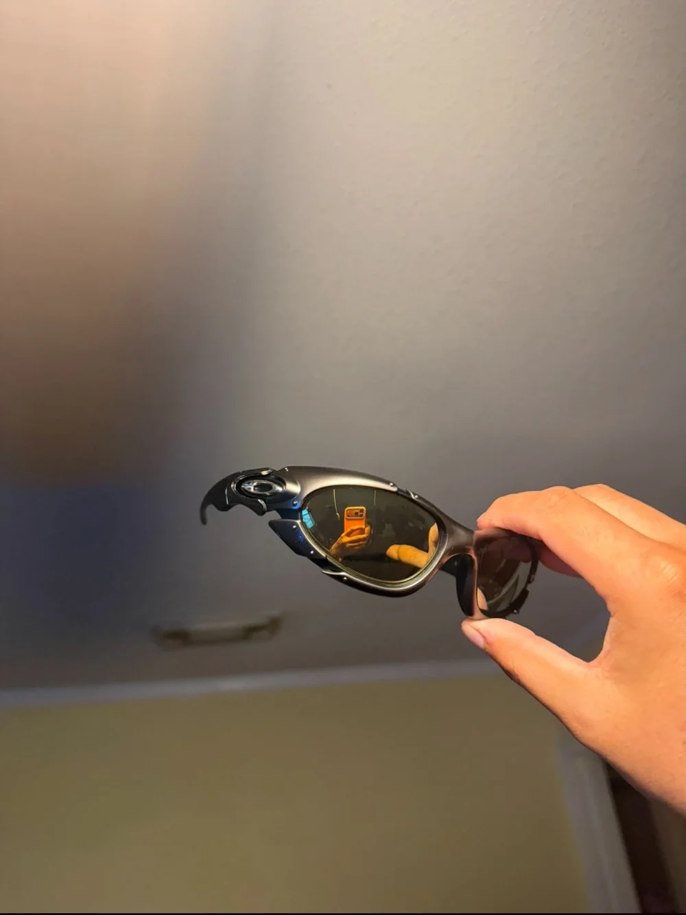 Sleek Black Sport Sunglasses with Amber/Gold Lenses Oakleys